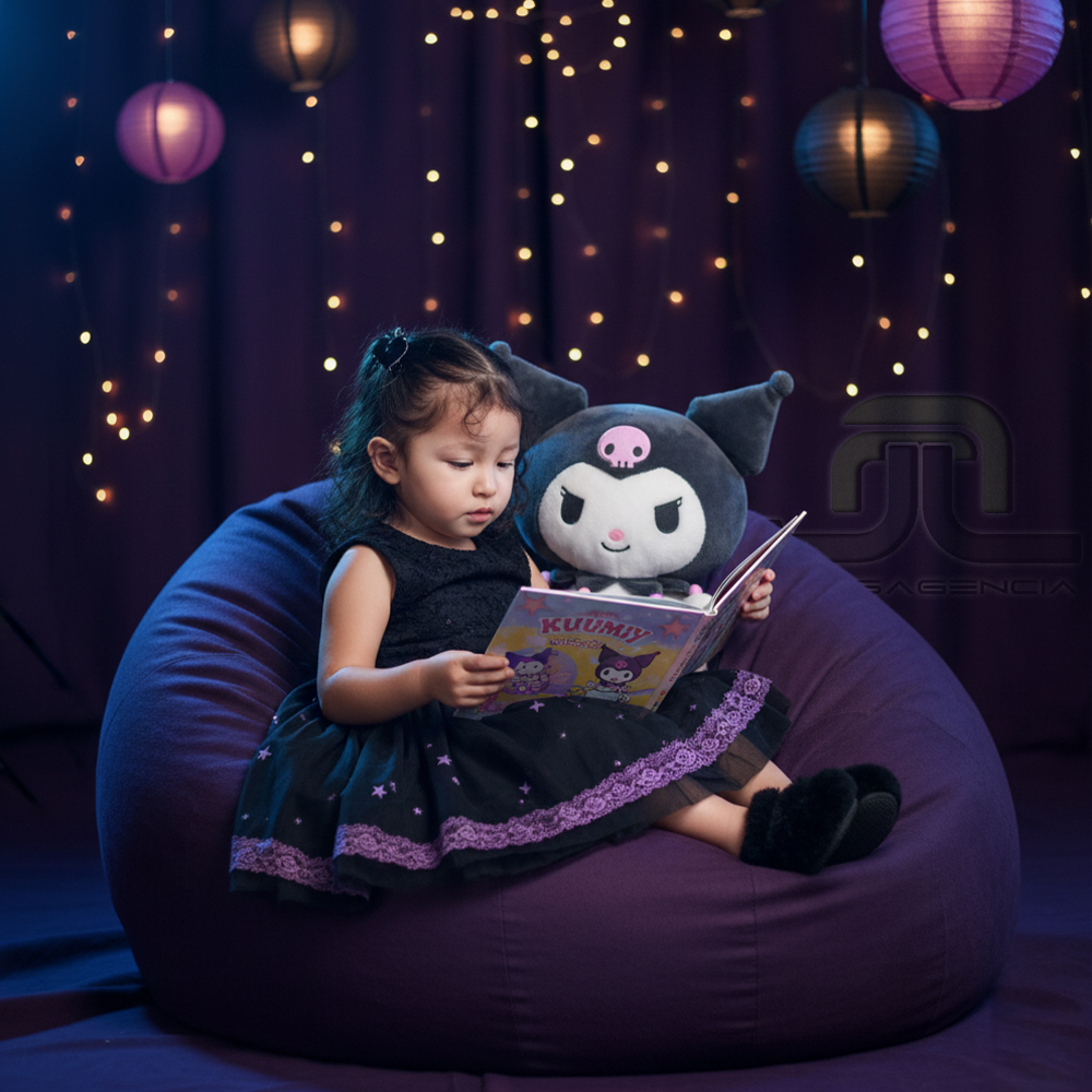 prompt retrato infantil con referencia 1:1; niña 3–4 años en sillón puff negro/morado leyendo cuento Kuromi (4:5), estudio, luz suave