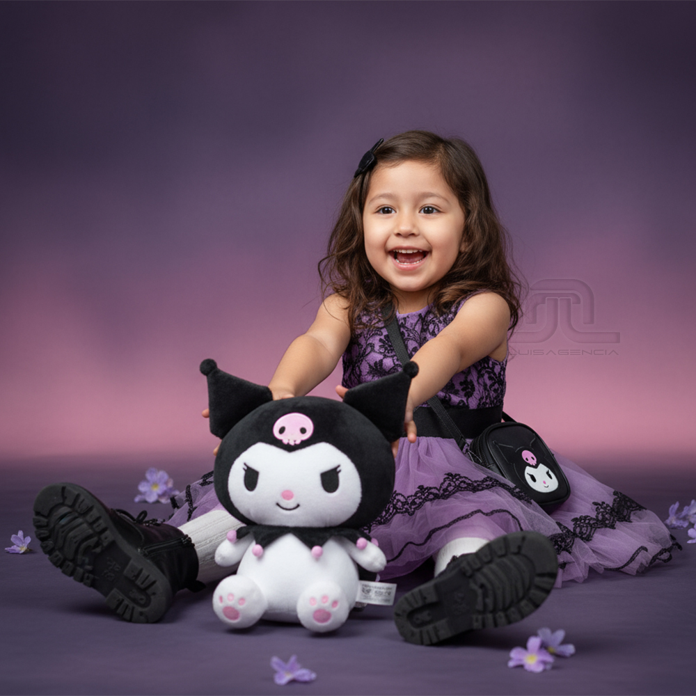 Retrato de estudio: niña 3–4 años con vestido de tul violeta y encaje negro, broche corazón, bolsa cruzada Kuromi; sentada alcanzando/abrazando peluche Kuromi; flores moradas; fondo cortina degradado morado-rosa (4:5), realista y caprichoso