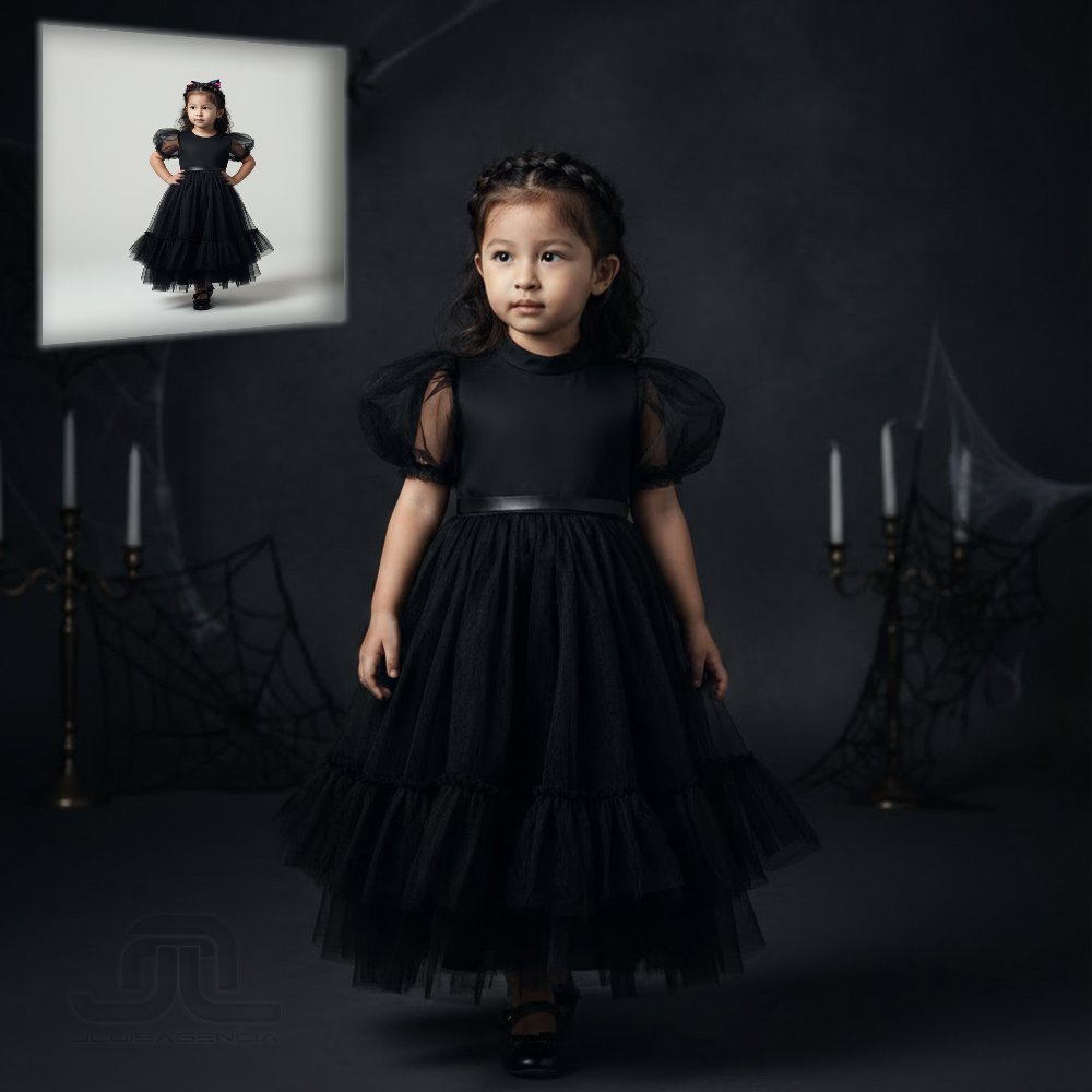 retrato fotográfico gótico infantil; niña 3–4 años con corona de trenzas y vestido negro en estudio (4:5), atmósfera elegante e inocente