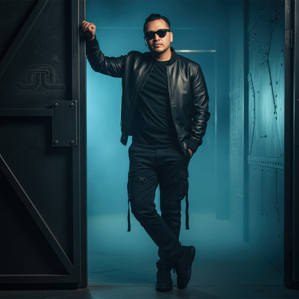 Retrato cinematográfico 8K de hombre con lentes de sol, apoyado en marco de puerta metálica industrial con luz azul neblinosa (4:5)